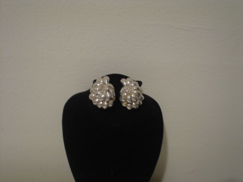 Vintage Mimi DiN silvertone clip earrings scallop shell  